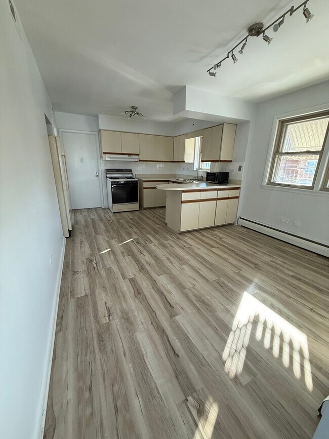 Building Photo - 5445 S Kilbourn Ave