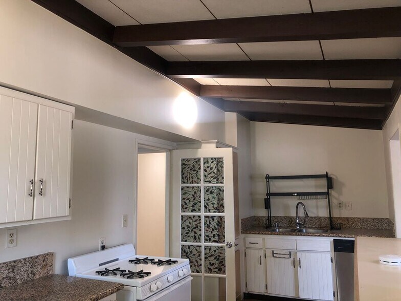 Building Photo - 526 S San Antonio Ave