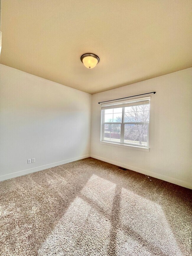 Building Photo - 3 Bedroom / 2.5 Bath Condo with 1 car attached garage in Fossil Lake Subdivision in Fort Collins, CO