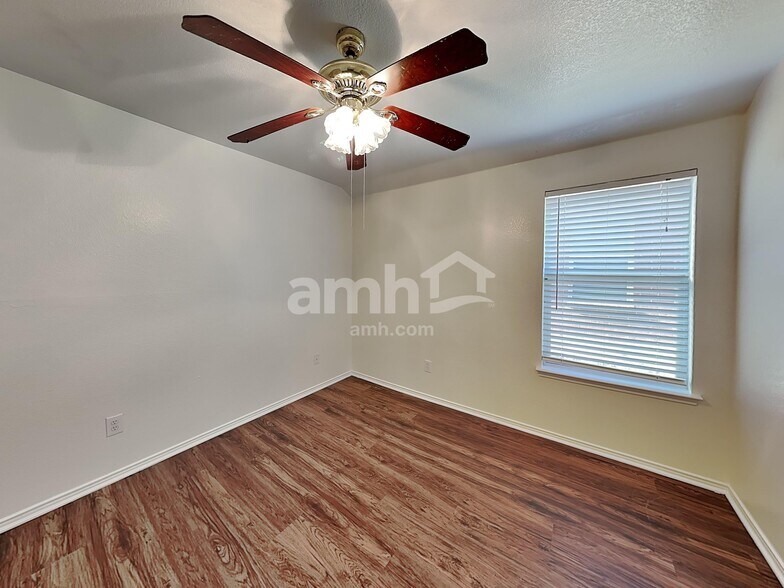 Building Photo - 432 Round Rock Rd