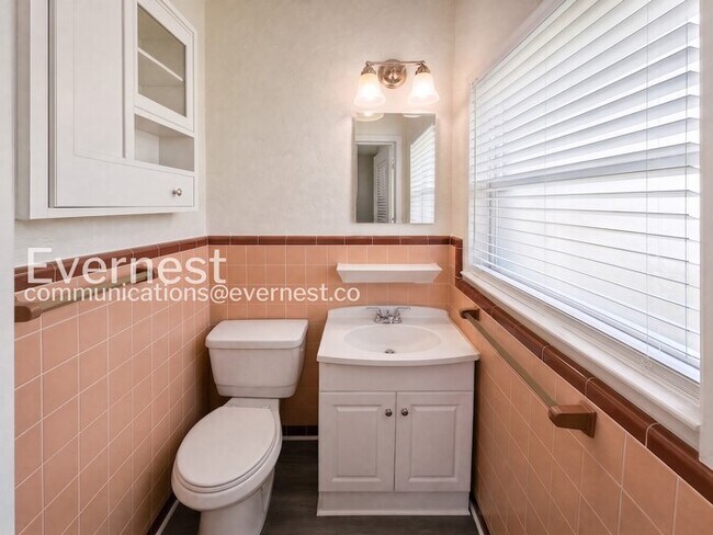 Building Photo - 4 Bed/2.5 Bath Home with Detached Garage / Available Now!