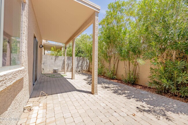 Building Photo - 2723 E Schiliro Cir