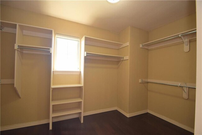 Building Photo - 3902 SW Flatrock Ave