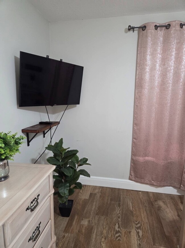 Building Photo - 4701 Vilabella Dr