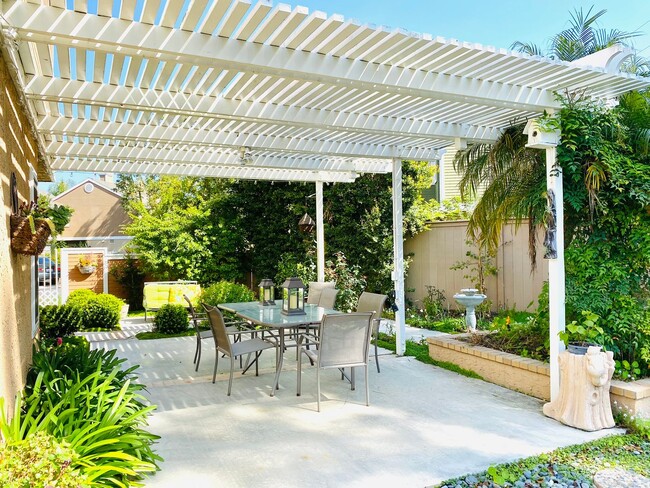 Building Photo - Beautiful End Unit Townhome in Fantastic A...