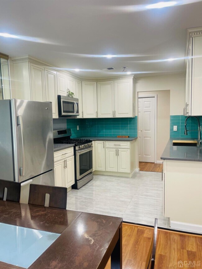 Building Photo - 611 Green Hollow Dr
