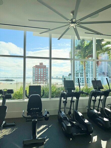 Building Photo - 2000 N Bayshore Dr