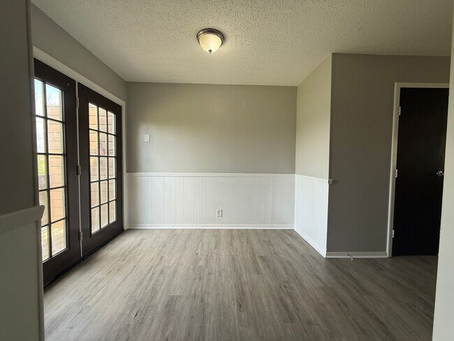 Building Photo - Cute and Convenient  South Nashville Townhouse near BNA and Woodbine - Renovated