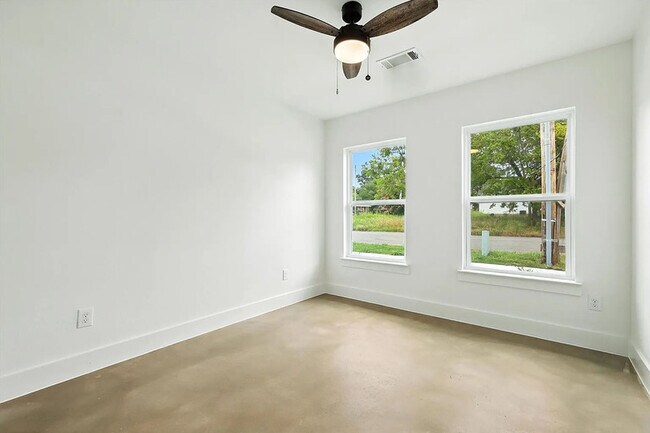 Building Photo - 3206 Sayle St