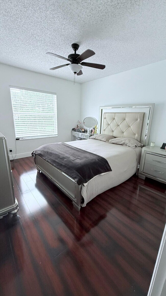 Building Photo - 5301 Canoe Bend Dr
