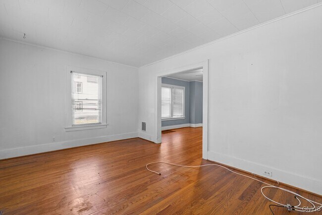 Building Photo - 401 Valley Dr