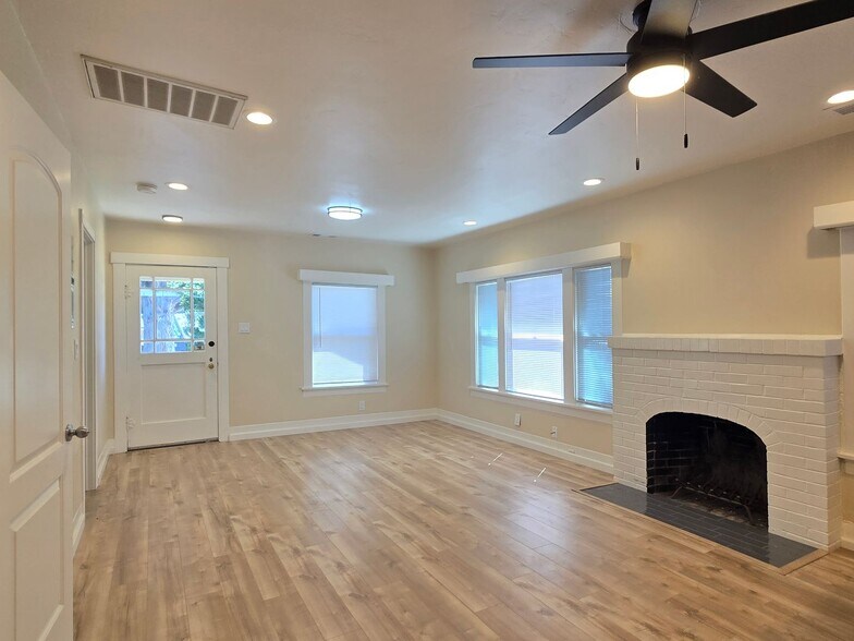 Building Photo - 450 S Shoreline Blvd