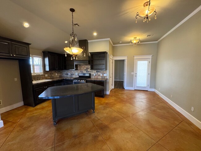 Building Photo - Luxury updated 4 Bedroom 2 Bathroom Home i...