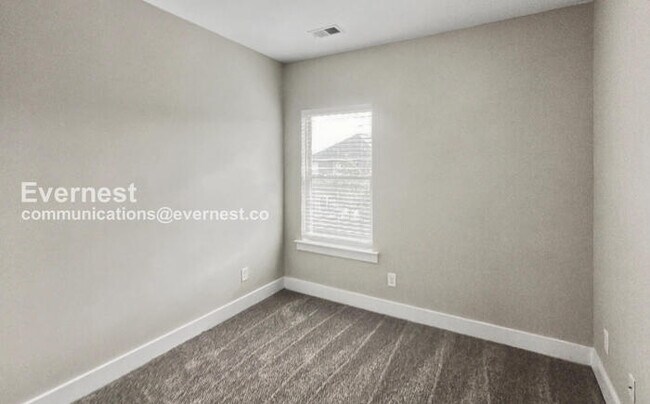 Building Photo - 4 Bed, 2.5 Bath Home with Garage / Pet-Friendly / Available Now!