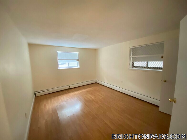 Building Photo - 122 Dustin St