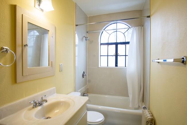 Building Photo - RARE Availability: Stunning Studio on Miss...