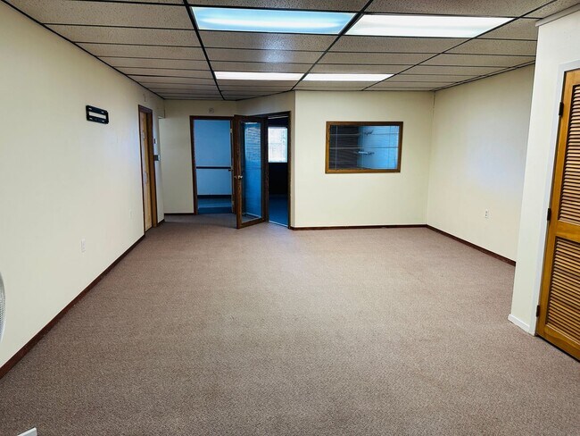 Building Photo - Pet Friendly 2 bedroom with Laundry and Off Street Parking