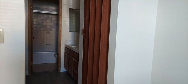 Building Photo - DOWNSTAIRS UNIT. 1 BEDROOM AND 1 BATHROOM....