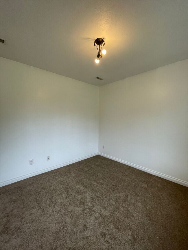 Building Photo - Beautiful 3 Bedroom Single Family Home With 2 Car Garage!