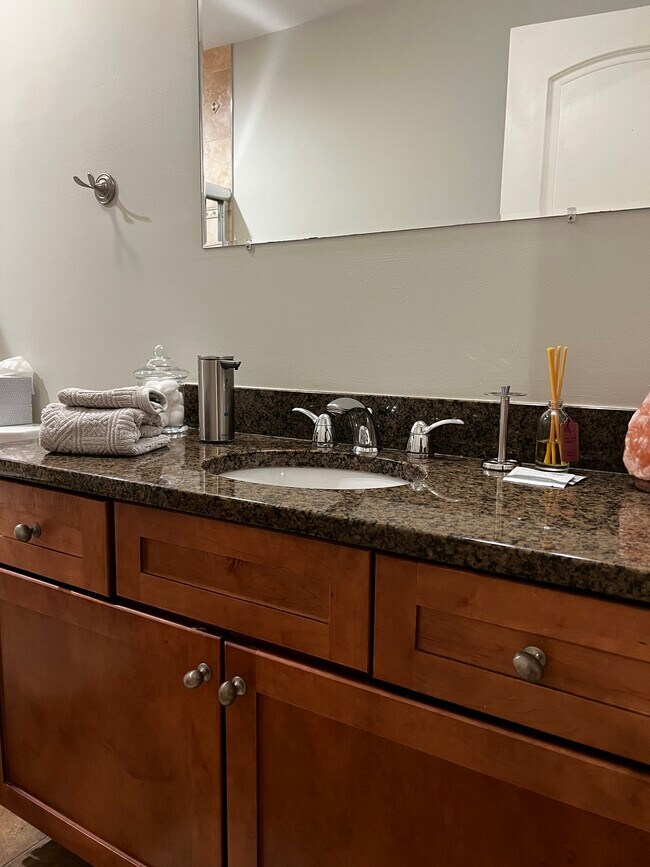 Building Photo - 1525 N Maplewood Ave