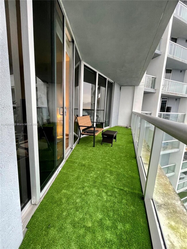 Balcony - 465 Brickell Ave