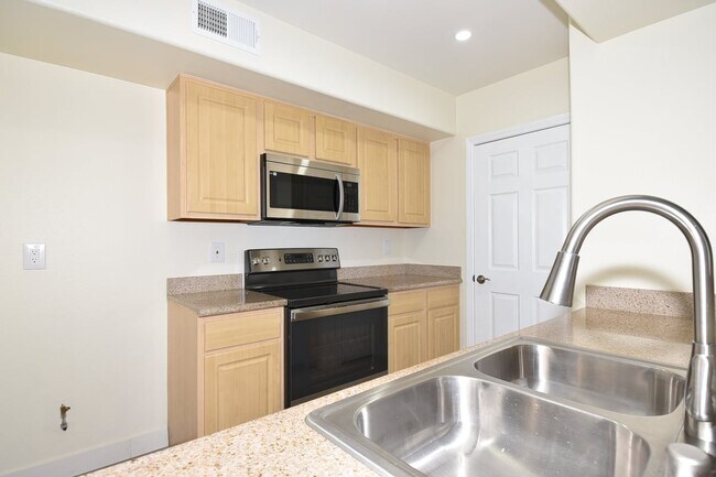 Building Photo - Charming 2nd Floor Unit In Gated Community!