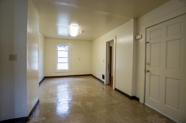 Building Photo - AVAILABLE 8/1/26 - Bright, Beautiful Flat ...