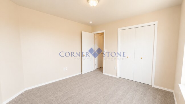 Building Photo - Large 4 Bedroom Home with Bonus Room!