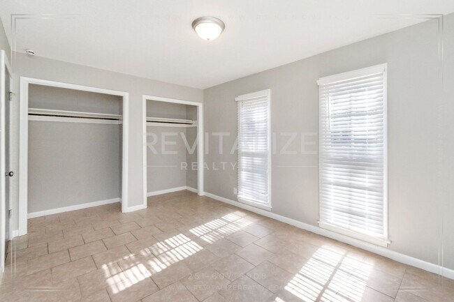 Building Photo - Charming 2/1.5 Apartment in Midtown!
