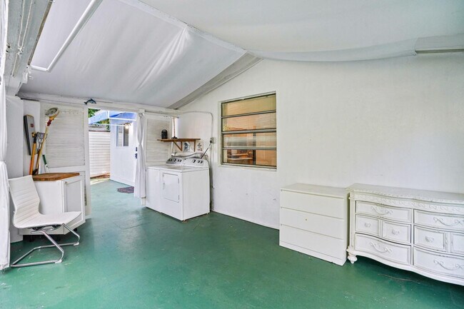 Building Photo - 1416 SW 27th St