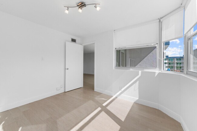 Building Photo - 16546 NE 26th Ave