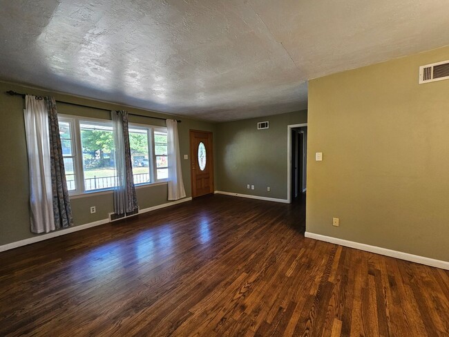 Building Photo - (3) Bed/(2) Bath in Core Norman! Pet Negotiable!