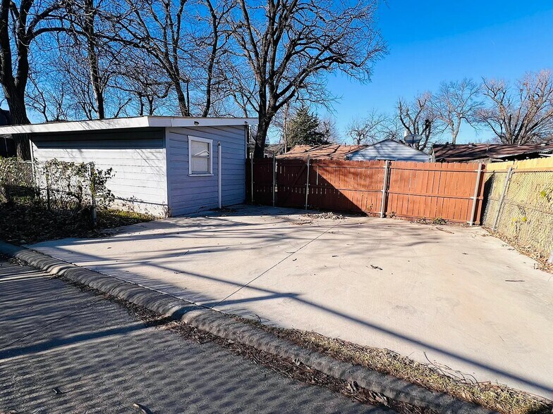 Building Photo - 3502 Ivandell Ave