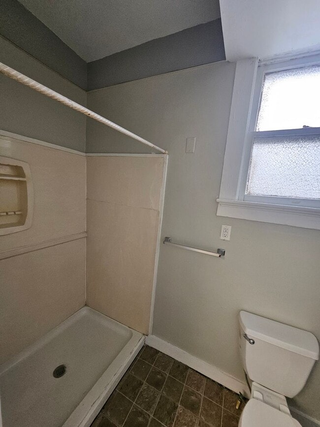 Building Photo - 4bed/2bath house