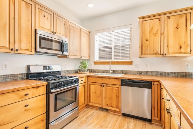 Building Photo - 3/2.5 home in SE Bend close to shopping an...