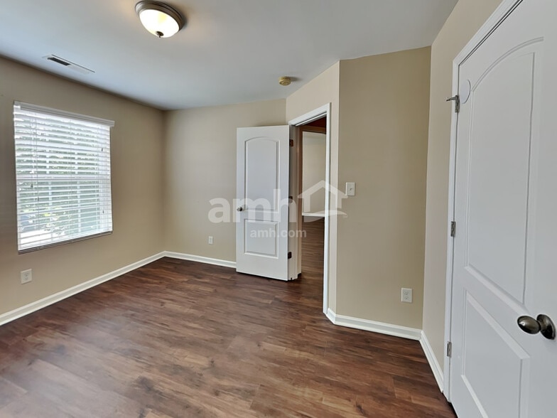 Building Photo - 261 Aershire Ct