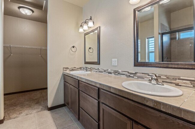 Building Photo - 6683 N Madellaine Dr