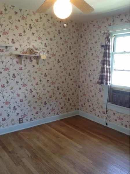 Building Photo - 2 bedroom, 1 bath Bungalow - Available Now!