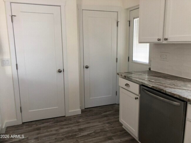 Building Photo - 326 W Highland Ave