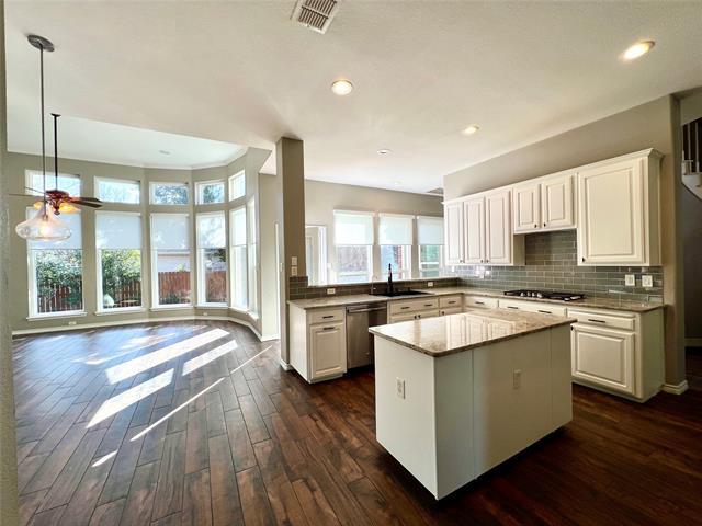 Building Photo - 615 Fallbrook Dr