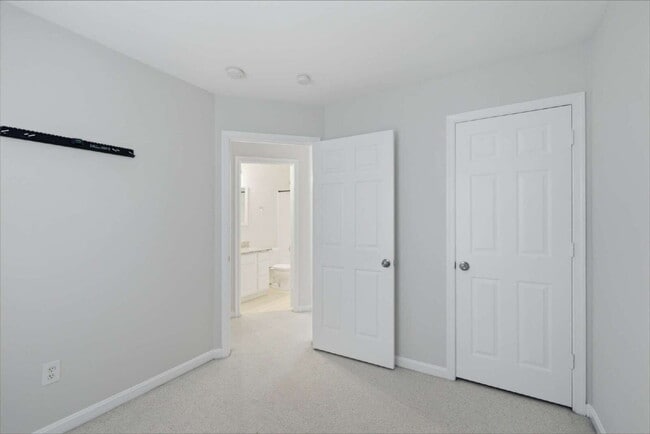 Building Photo - Elegant End-Unit Townhome with Exceptional Community Amenities