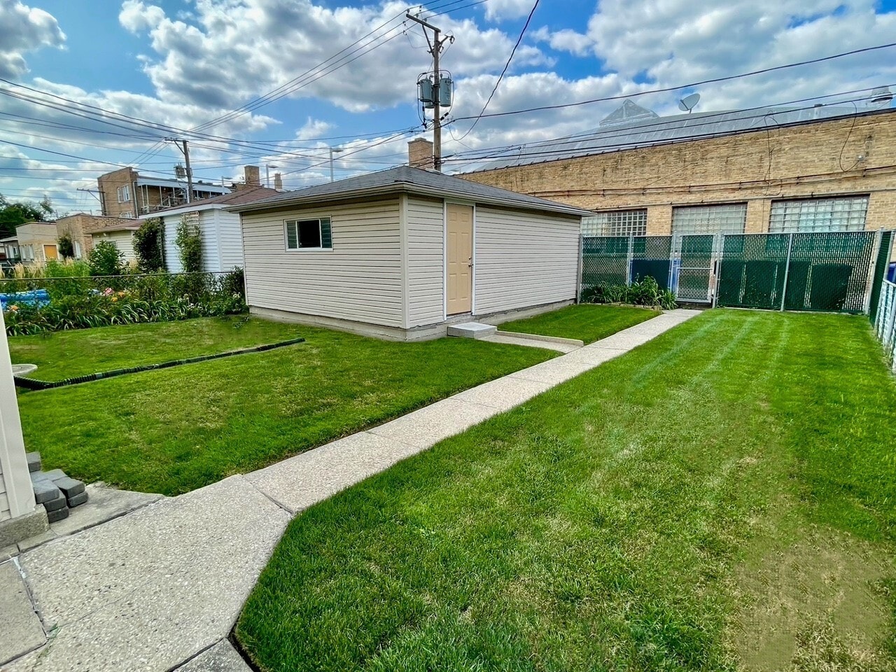 Large oversized yard - 5336 W Dakin St