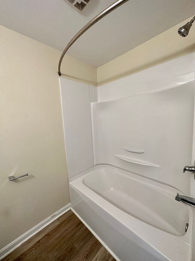 Building Photo - Renovated! Pre-Leasing for Fall 2026 3bd/2ba