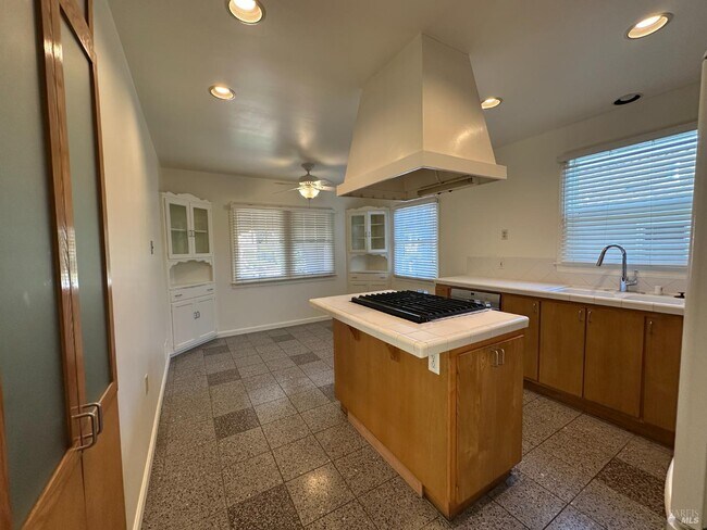 Building Photo - 258 W J St