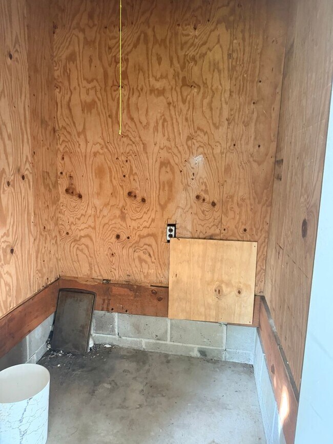 Building Photo - Three Bedroom Two Bath House