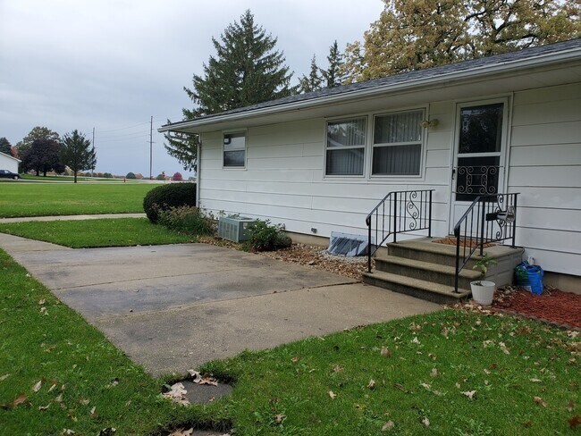 Building Photo - 728 N 2853rd Rd