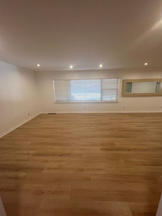 Building Photo - 1404 Melrose Dr