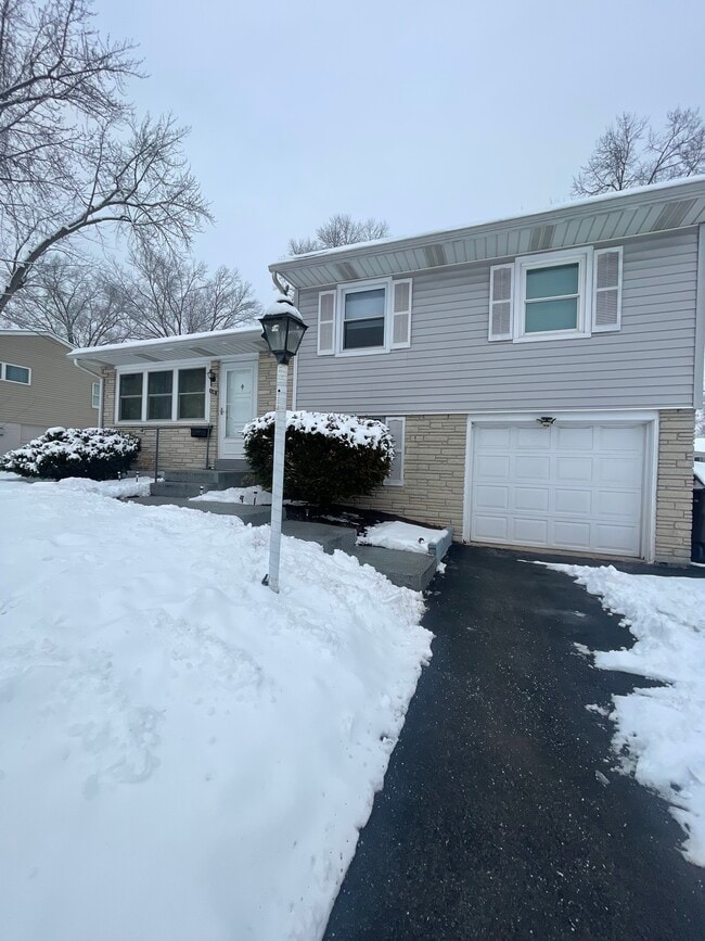 Building Photo - 117 Briarwood Dr