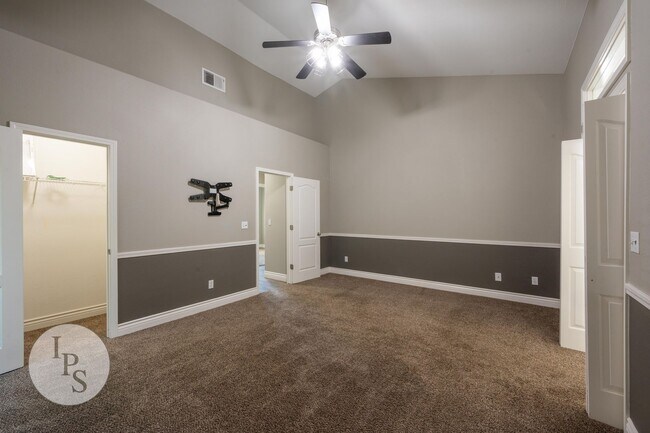 Building Photo - North West Fresno Modern/Updated Home, 3BR/2BA, Built 2004 - Lots of Amenities!