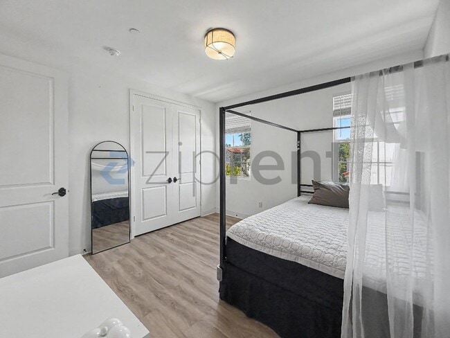 Building Photo - Unit
